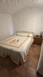 a bed in a corner of a room at Las cuevas de María in Bácor