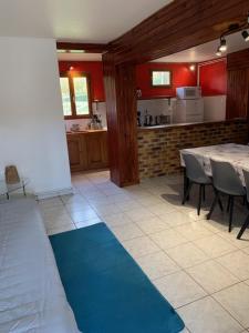 een eetkamer met een blauwe vloer in een keuken bij A l'orée des bois in Lyons-la-Forêt