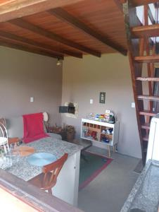 un soggiorno con un divano e un tavolo di Sítio Araucária a Itamonte