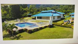 a house with a swimming pool in the yard at Villa Del Viento in Calima