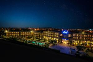 ein Gebäude in der Nacht mit eingeschaltetem Licht in der Unterkunft Wazo Hotel in Marrakesch