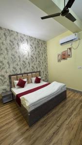 Un dormitorio con una cama con almohadas rojas. en SUNRISE INN hotel, en Bikaner