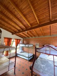 El PeñolにあるRocks Glamping - Guatapé, El Peñolの二段ベッド3組が備わる木製の天井の客室です。 +51枚の写真