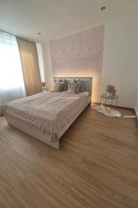 Un pat sau paturi într-o cameră la Apartmán LUX Lučenec