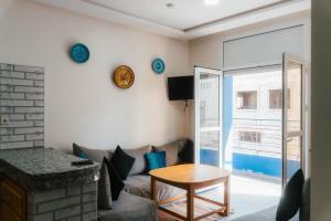 una sala de estar con un sofá y una mesa en Light House Imsouane, en Imsouane