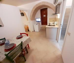 アルベロベッロにあるNonna Livia - vicino centro storico Trulliのテーブルとシンクのあるキッチンのある部屋