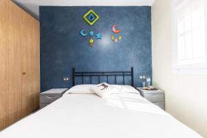 a bedroom with a bed with a blue wall at Casa Rural Mas ROTAVELLA in Montbrió del Camp