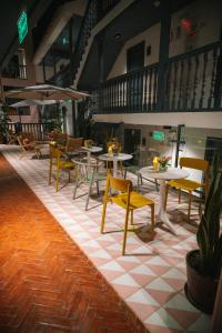 a restaurant with tables and chairs on a tiled floor at Motto By Hilton Cusco in Cusco