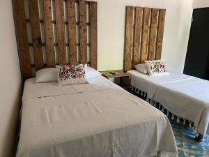 シウダー・バージェスにあるHotel Cassaterraのベッド2台付きの部屋 +12枚の写真