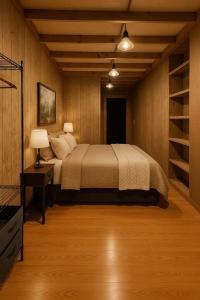 Postel nebo postele na pokoji v ubytování Compass Retreat - The Lower Suite + 7 fotografií