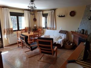 ナバレドンダ・デ・グレドスにあるLa Vista de Gredosのテーブルとダイニングルームのあるリビングルーム