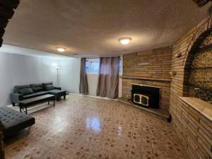 Posezení v ubytování Budget Family Home Near Toronto