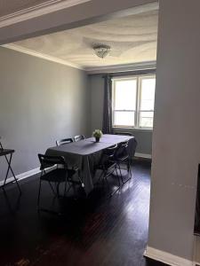 Posezení v ubytování Budget Family Home Near Toronto