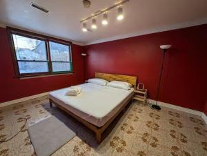 Postel nebo postele na pokoji v ubytování Budget Family Home Near Toronto