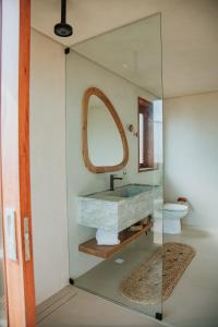 un baño con lavabo y espejo en Lahaina Hotel, en Amontada 25 fotos más