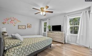 Una cama o camas en una habitación de Stylish 4BR Getaway with Game Room, Grills & Cozy Outdoor Fire-Pit