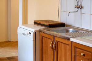 Kuchyň nebo kuchyňský kout v ubytování Chalupa Brumov + 76 fotografií