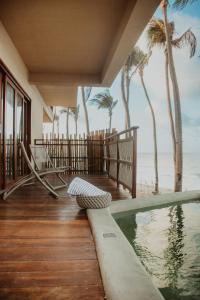 una casa con piscina y palmeras en Lahaina Hotel, en Amontada