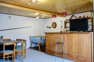 TV a/nebo společenská místnost v ubytování Chalupa Brumov