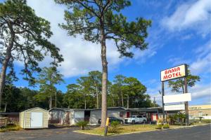 un panneau de parking de motel devant un parking dans l'établissement Bama Motel Mobile I-65 & US-90, à Mobile
