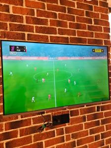 TV a/nebo společenská místnost v ubytování Pine Barn House