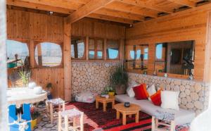 una sala de estar con un sofá y una mesa en Light House Imsouane, en Imsouane