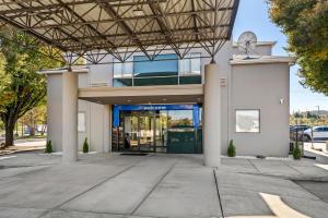 Un gran edificio blanco con una puerta giratoria. en Studio 6 King of Prussia PA Philadelphia, en King of Prussia