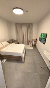 Postel nebo postele na pokoji v ubytování Kuro Elegant Living by Shiro Elegant Holiday Homes