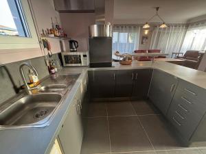 a kitchen with a sink and a counter top at Villa Amistad- Chambre Olivier - centre - parking - jardin - logement partagé in Mont-de-Marsan
