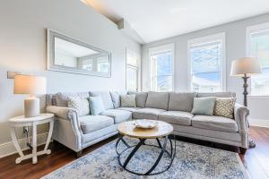 un soggiorno con un divano e un tavolo di Topsail Village 824 a Santa Rosa Beach