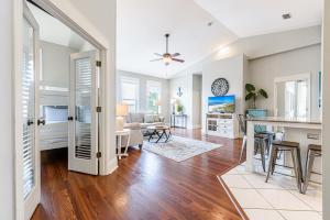 un soggiorno a pianta aperta con cucina e soggiorno di Topsail Village 824 a Santa Rosa Beach