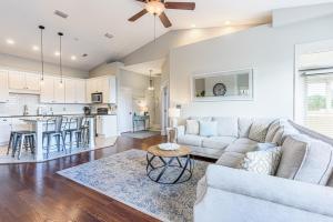 un soggiorno e una cucina con un divano e un tavolo di Topsail Village 824 a Santa Rosa Beach