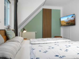 En eller flere senge i et værelse på Doppelhäuser Timmendorf Strand Haus Neptun