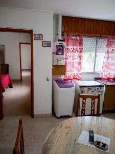 een keuken met een houten tafel in een kamer bij Depto cómodo y confortable in Olavarría