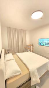 Postel nebo postele na pokoji v ubytování Kuro Elegant Living by Shiro Elegant Holiday Homes