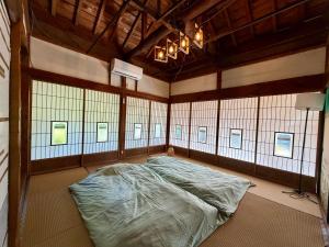 Ōwadaにある美淡-Mitan-の窓付きの広い部屋の大型ベッド1台