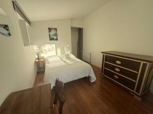 Ένα ή περισσότερα κρεβάτια σε δωμάτιο στο Villa Amistad - Glycine - centre - parking - jardin - logement partagé -