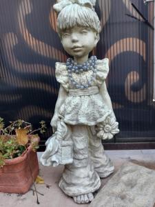 MiroslavaにあるDoraの少女像