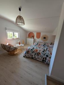 Un dormitorio con una cama y una silla dentro. en Gite de campagne avec SPA privatif, en Saint-Sauvant