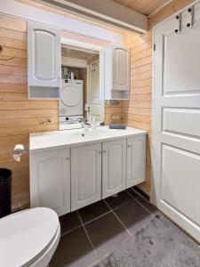 a bathroom with a white sink and a toilet at Utsikt mot fjellene Ski in out 16 sengeplasser in Aurdal +14 photos