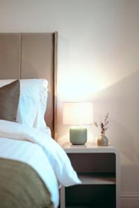 Ένα ή περισσότερα κρεβάτια σε δωμάτιο στο Charming Village Retreat in Washington