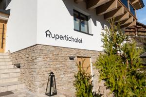 a sign on the side of a building at Rupertichalet in Zell am See