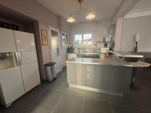 Η κουζίνα ή μικρή κουζίνα στο Villa Amistad - Chambre Chêne - Centre - parking - jardin - logement partagé - +3 φωτογραφίες