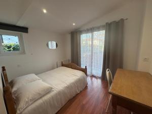 Ένα ή περισσότερα κρεβάτια σε δωμάτιο στο Villa Amistad - Chambre Chêne - Centre - parking - jardin - logement partagé -