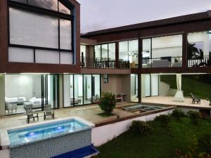 a house with a swimming pool in front of it at New Espectacular Chalet de lujo con vistas de lujo in Quindío