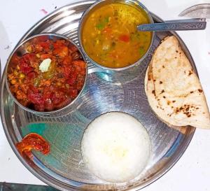 een glazen bord met twee kommen eten en een tortilla bij Ghumakkad Homestay in Harsil +4 foto's