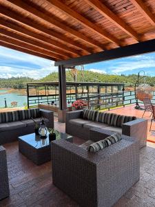 eine Terrasse mit Sofas und Tischen auf einer Terrasse in der Unterkunft Villa Santa Luz in La Pradera
