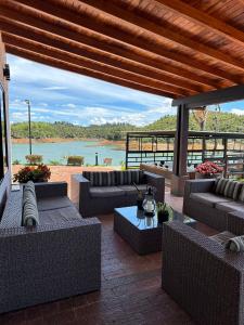 eine Terrasse mit Sofas und Blick auf einen Fluss in der Unterkunft Villa Santa Luz in La Pradera