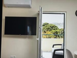 TV a/nebo společenská místnost v ubytování Modern Rethymno Getaway