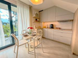 Kuchyň nebo kuchyňský kout v ubytování Borowikova Bałtycka Oaza Basen Sauna Jacuzzi